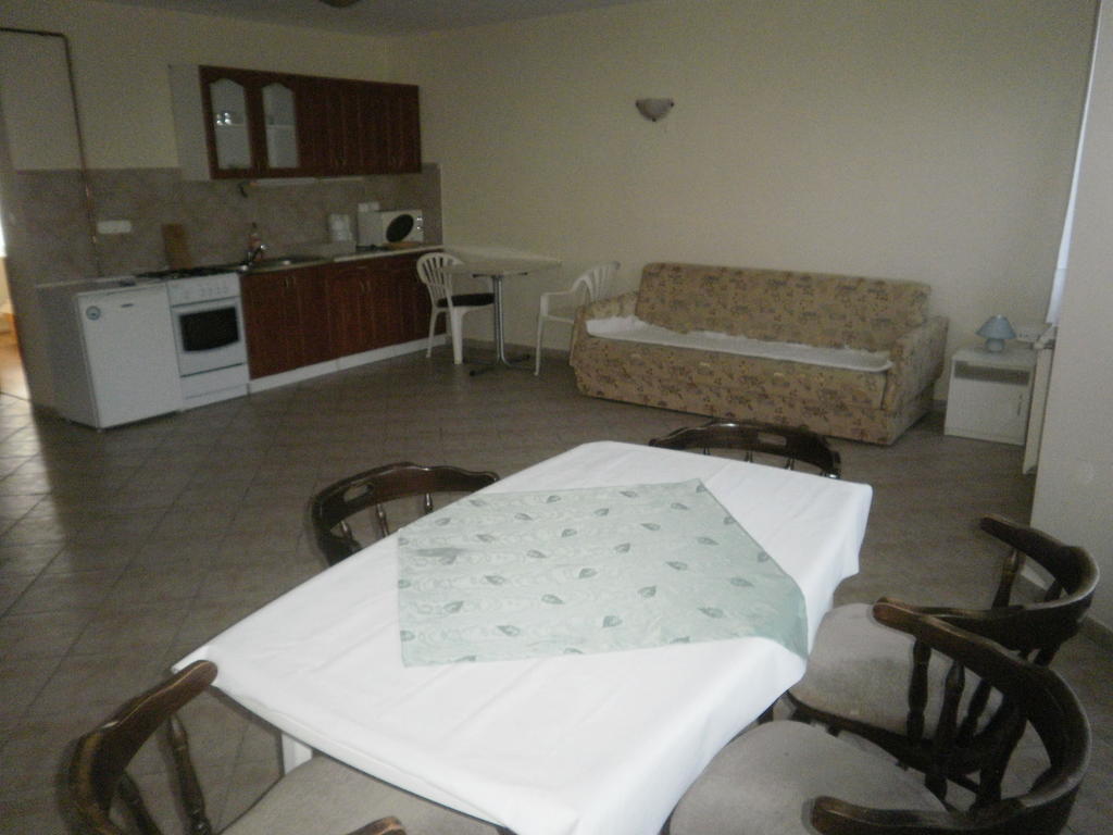 Zalakarosi Egerfa Nyaralohaz Foeldszinti Es Emeleti Apartman Номер фото
